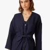 ELODIE - Linnen Jasje Met V-hals En Strikdetail | Blauw 2 ELODIE - Linnen Jasje Met V-hals En Strikdetail | Blauw -Wilson.NL 3985255