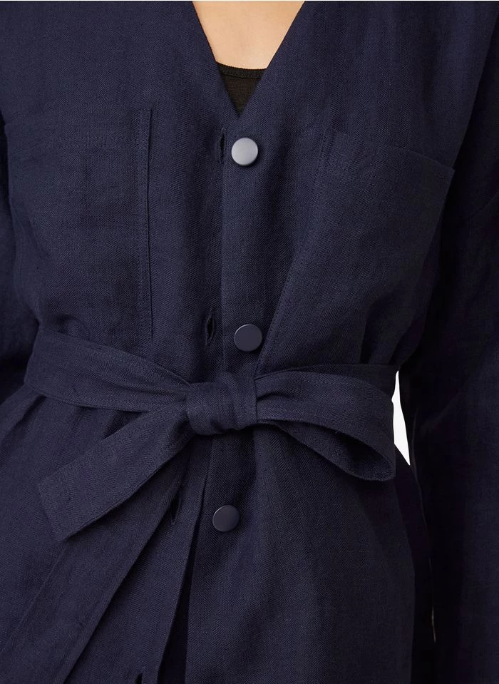 ELODIE - Linnen Jasje Met V-hals En Strikdetail | Blauw 5 ELODIE - Linnen Jasje Met V-hals En Strikdetail | Blauw - Image 3